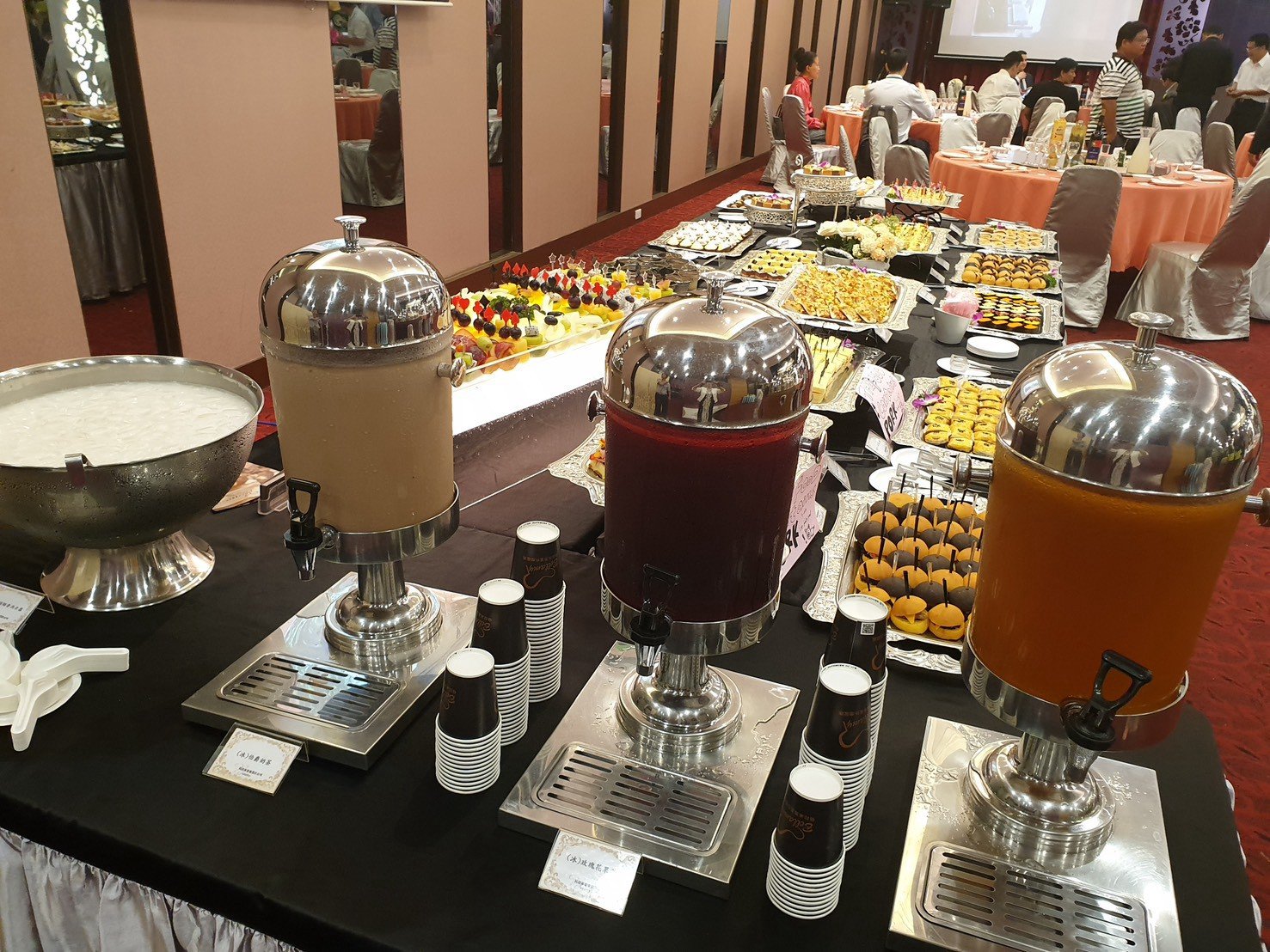 水月囍樓活動自助餐現調冷飲機與輕食點心區